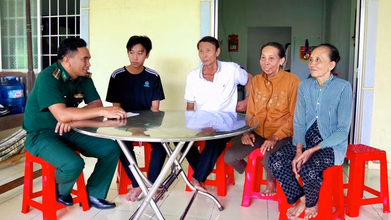 Thinh (in black) with Senior Lieutenant Sy during a visit to his relatives and family.