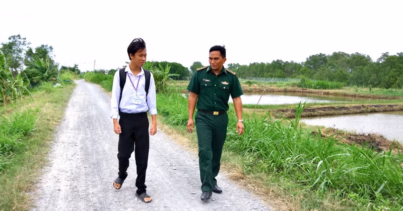 Pham Van Giau shares his dreams for his education with Senior Lieutenant Thach Minh Sy. (Photo: LE KHOA)
