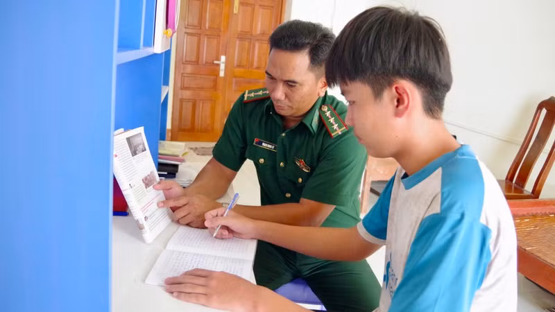 Senior Lieutenant Sy gives Duy guidance.