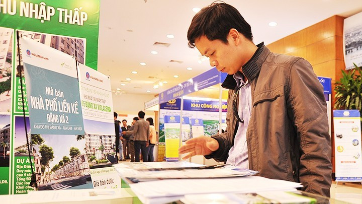 Residents seek information on social housing projects and purchasing procedures. (Photo: NAM ANH)