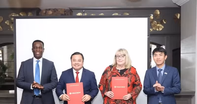 Representatives of the Viet Nam National Chemical Group (Vinachem) and the Chemical and Allied Industries' Association (CAIA) of South Africa sign a memorandum of understanding (MoU). (Photo: Hong Minh/VNA Correspondent in South Africa )