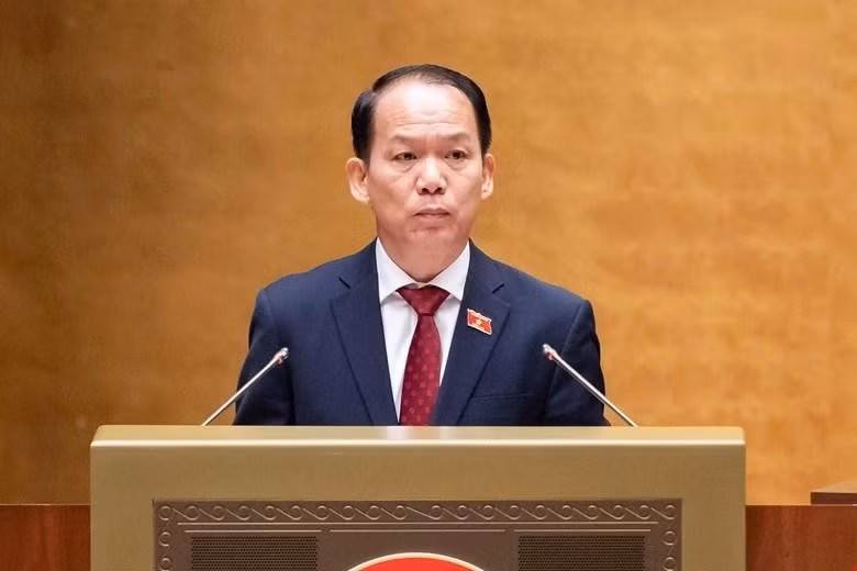Minister of Justice Hoang Thanh Tung presents the proposal for the draft revised Law on Dissemination and Education of Law.