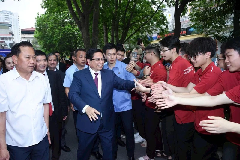 Prime Minister Pham Minh Chinh engages with students at the launch ceremony of the nationwide movement on innovation and digital transformation, held at the Posts and Telecommunications Institute of Technology. (Photo: TRAN HAI)