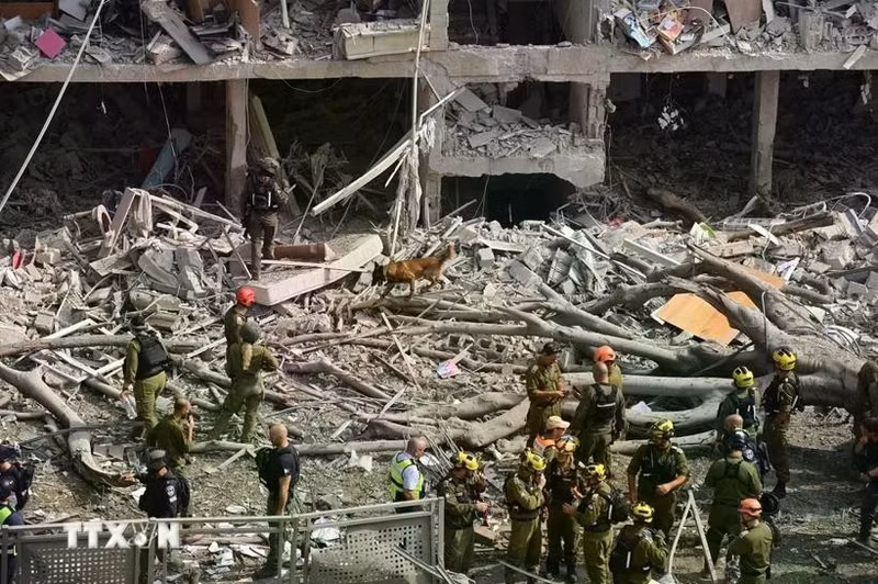 A building destroyed following Iran's attack in Tel Aviv, Israel. (Photo: Xinhua/VNA)