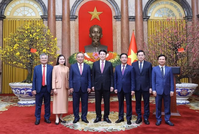 State President Luong Cuong (C) poses for a photo with leaders of the Presidential Office. (Photo: VNA)