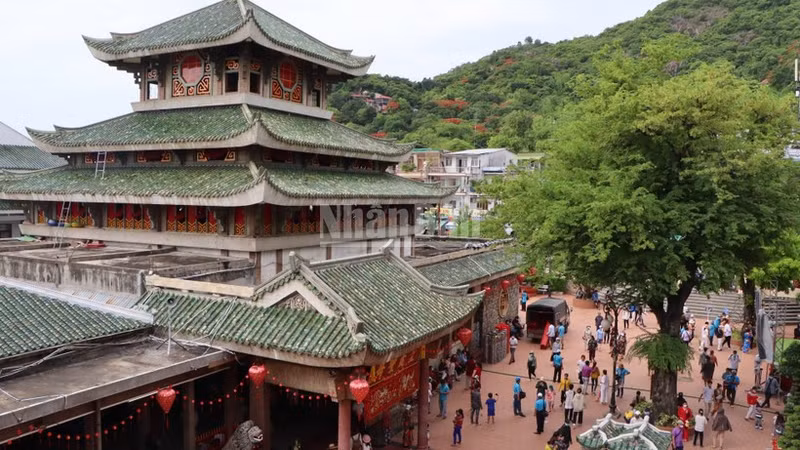 A corner of the Ba Chua Xu Temple at the foot of Sam Mountain.