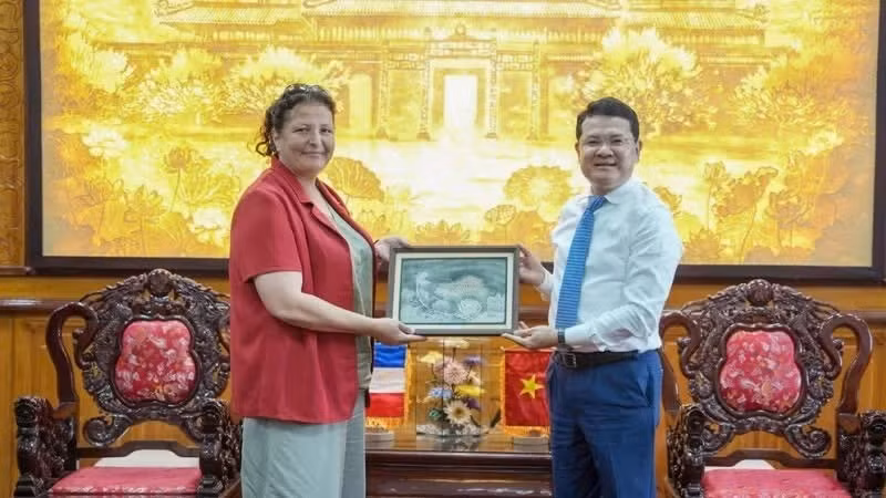 Standing Vice Chairman of the Hue City People's Committee Hoang Hai Minh presents a commemorative gift to Malika Yebdri, head of the Cergy delegation.