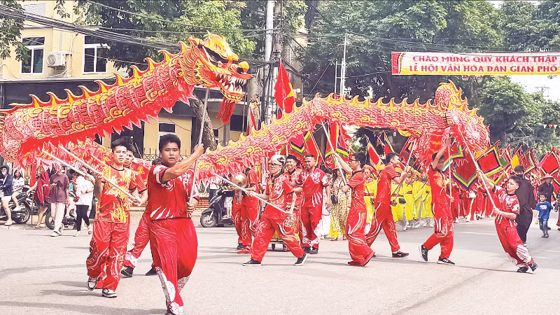 A dragon dance performance at the Pho Hien Folk Culture Festival 2026.