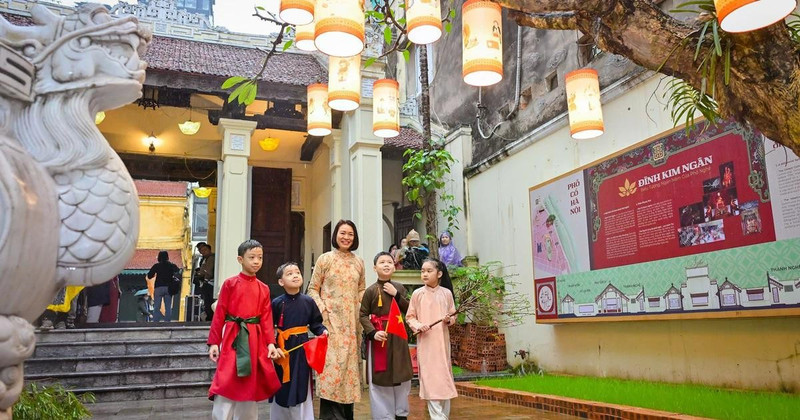 Residents of Ha Noi Old Quarter experience the atmosphere of traditional Tet at Kim Ngan Communal House (Ha Noi).