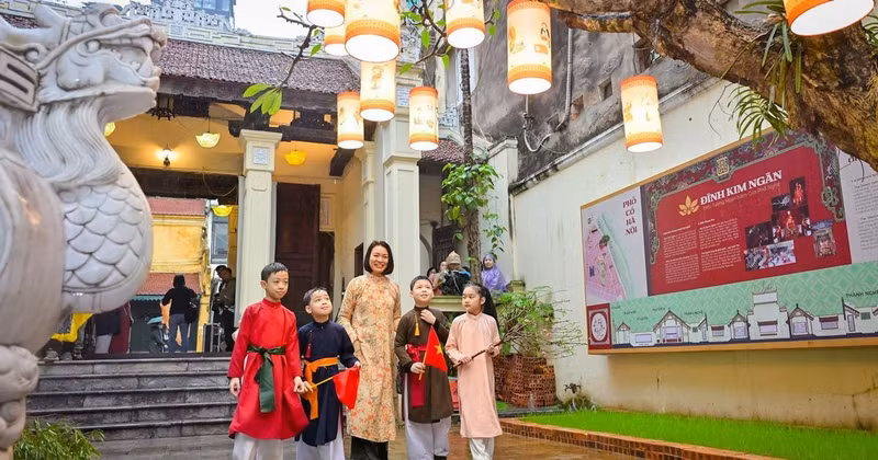Residents of Ha Noi Old Quarter experience the atmosphere of traditional Tet at Kim Ngan Communal House (Ha Noi).
