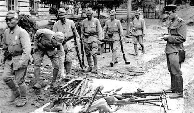 Soldiers of Japan’s Kwantung Army surrender their weapons to the Soviet Red Army, August 1945. (Photo: International archives/VNA)
