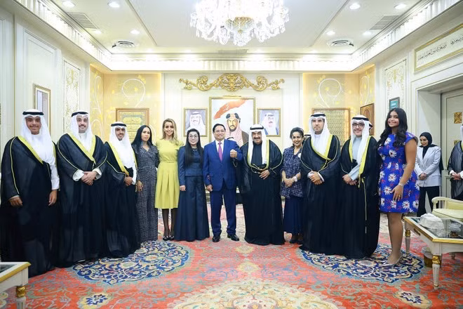 Prime Minister Pham Minh Chinh and his spouse Le Thi Bich Tran meet with former Kuwaiti PM Sheikh Nasser Al-Mohammed Al-Jaber Al-Sabah. (Photo: VNA)