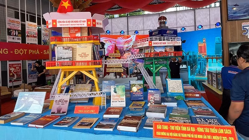 Model of DK1 rig at the Ho Chi Minh City Journalism–Publishing Achievement Exhibition. (Photo: Anh Duc)