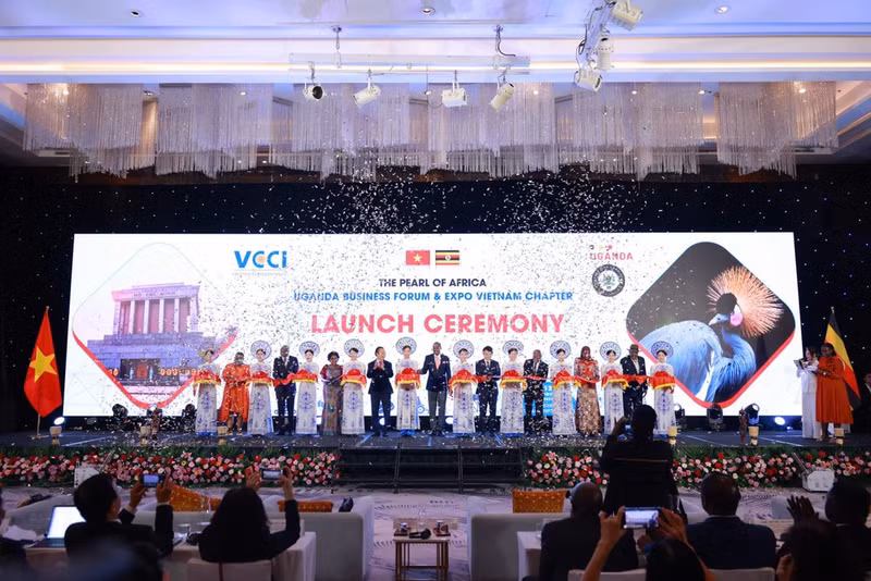 Delegates cut the ribbon to officially open the Viet Nam–Uganda Business Forum. (Photo: Organising Committee)