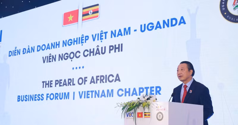 VCCI Vice President Nguyen Quang Vinh delivers the opening remarks at the forum. (Photo: Organising Committee)
