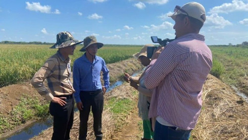 Vietnamese experts in an interview with Cuban television. cuba-4.jpg
