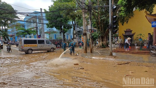 Residents and soldiers in Cao Bang province cleans up their houses and roads after floods. imagecaobang.jpg