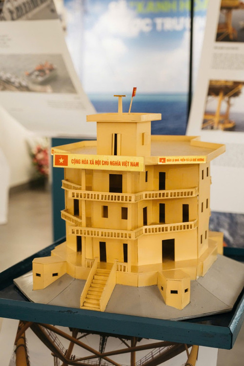 The model of the DK1 rig made from cardboard by Nguyen Thi Thuy Duong imagesea2.jpg