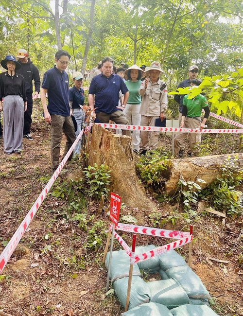 On April 2, 2025, a delegation from the Ministry of Foreign Affairs led by Deputy Minister Do Hung Viet and a delegation from the US Embassy in Viet Nam led by Ambassador Marc E. Knapper visited the unexploded ordnance (UXO) destruction site of PeaceTrees Viet Nam in Quang Tri Province. (Photo: VNA) 013-7-14-10-1.jpg