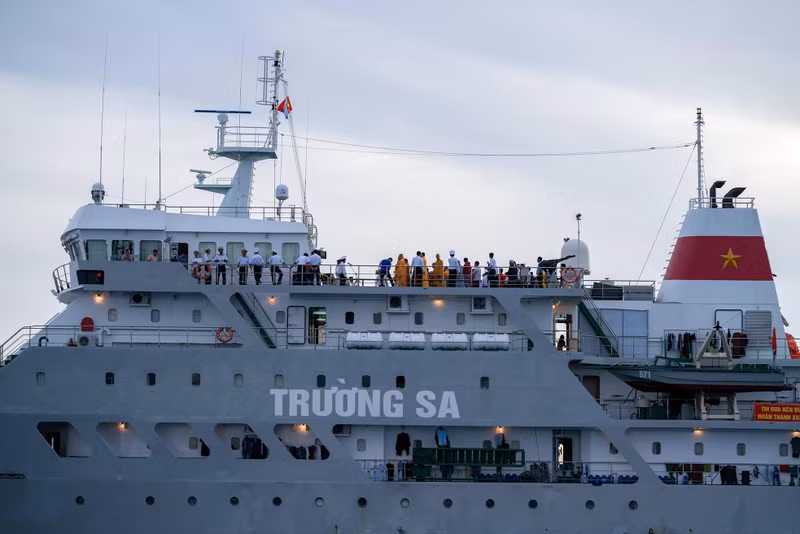 Service held to commemorate heroes who died to protect sea and island sovereignty ảnh 8