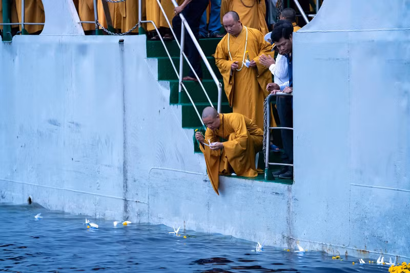 Service held to commemorate heroes who died to protect sea and island sovereignty ảnh 11