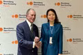 Deputy Minister of Foreign Affairs Nguyen Minh Hang (right) meets with Michael Bloomberg, founder of Bloomberg within the framework of 8th Bloomberg New Economy Forum (Photo: VNA)