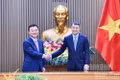 Prime Minister Le Minh Hung (R) and CEO of Samsung Electronics Roh Tae-moon. (Photo: nhandan.vn)