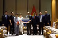 Minister of Foreign Affairs Le Hoai Trung (fourth from right) and representatives of the Vietnamese community and Yangon University of Foreign Languages (Photo: VNA)