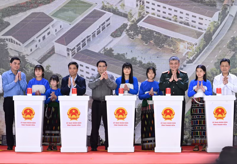 Prime Minister Pham Minh Chinh and delegates perform the groundbreaking ritual.
