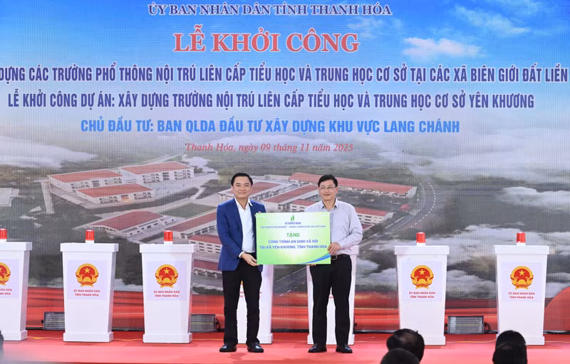 A representative of the Viet Nam National Industry-Energy Group presents Thanh Hoa Province with one inter-level primary and junior secondary boarding school project in a land border commune.