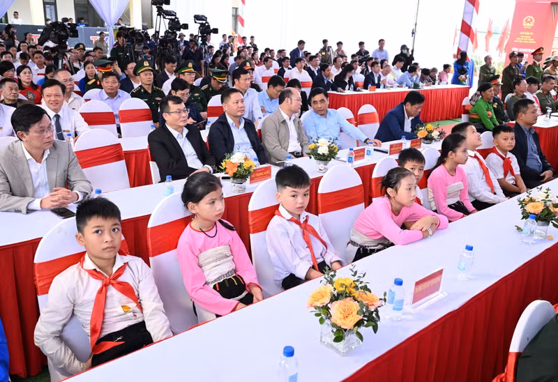 Delegates and students of Yen Khuong Primary and Junior Secondary School attend the ceremony.