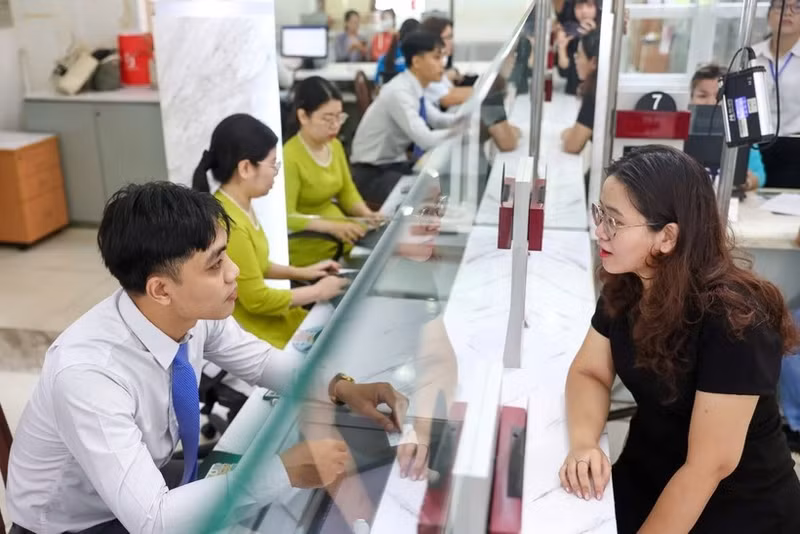 People do administrative procedures at the Public Administration Service Center of Saigon Ward, Ho Chi Minh City. (Photo: THE ANH)