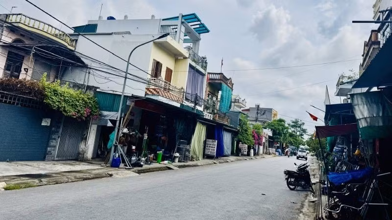 A newly paved concrete road built according to new-style rural development criteria in Le Loi Commune, Hung Yen Province. (Photo: HNV)
