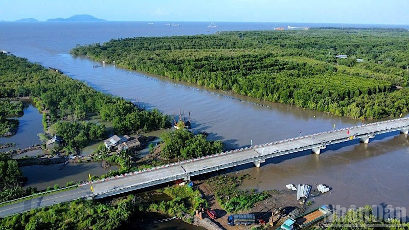 The Ca Mau–Dat Mui Expressway runs parallel with the Ho Chi Minh Road to Ca Mau Cape. (Photo: HUU TUNG)