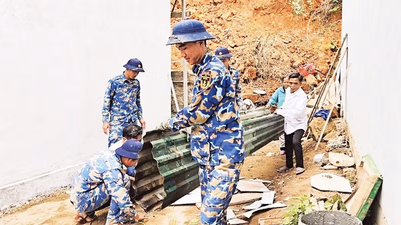 Units participating in housing construction under the “Quang Trung Campaign” in Khanh Hoa Province are urgently completing the final houses to hand them over to local residents.