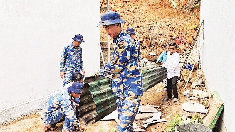 Units participating in housing construction under the “Quang Trung Campaign” in Khanh Hoa Province are urgently completing the final houses to hand them over to local residents.
