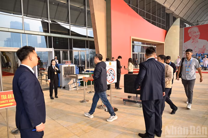 Close-protection forces conduct thorough checks and screening of personnel authorised to enter and exit the Congress venue.