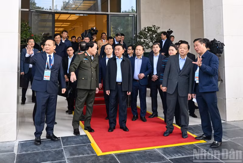 Leaders of the Guard Command report to Party and State leaders at the preliminary rehearsal on the morning of January 13.