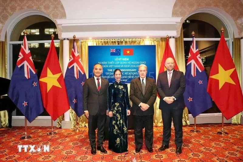 Vietnamese Ambassador to New Zealand Phan Minh Giang (left) and his spouse pose for a photo with New Zealand Minister of Foreign Affairs Winston Peters and Deputy Minister of Foreign Affairs Grahame Morton at the celebration ceremony. (Photo: VNA)