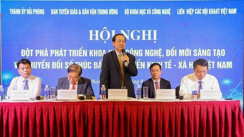 Huynh Thanh Dat, Member of the Party Central Committee and Deputy Head of the Party Central Committee’s Commission for Communications, Education and Mass Mobilisation, speaks at the conference.