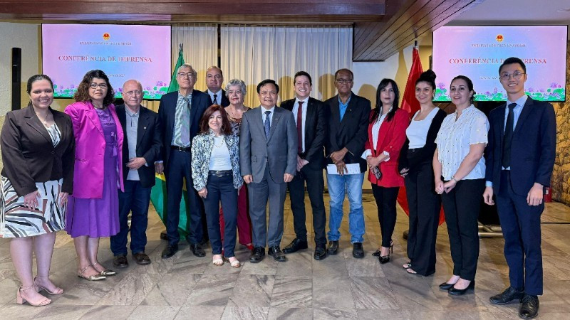 Vietnamese Ambassador to Brazil Bui Van Nghi poses for a photo with representatives of Brazilian media agencies attending the press conference. (Photo: Embassy of Viet Nam in Brazil)