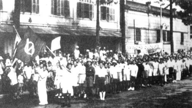 Vanguard youths in Sai Gon demonstrating their strength during the days of the August Revolution in 1945. (Photo: Ho Chi Minh City Museum)