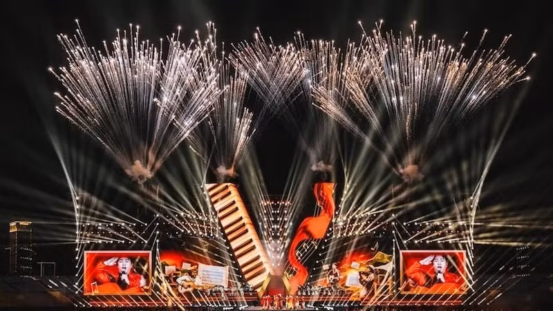 Brilliant fireworks lit up the sky at the art and political programme “Fatherland in Our Hearts” held on the evening of August 10, 2025, at My Dinh Stadium. (Photo: PHUONG ANH)