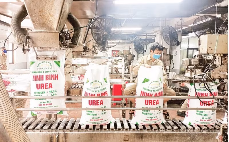 Urea production at Dam Ninh Binh Company Limited under the Viet Nam National Chemical Group.