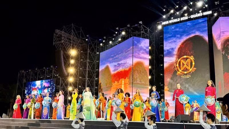 Contestants at the 73rd Miss World perform in ao dai. (Photo: QUANG THO)