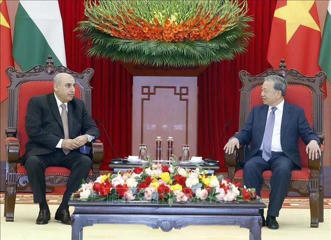 Party General Secretary To Lam (right) receives Speaker of the Jordanian House of Representatives Mazen Turki El Qadi in Ha Noi on February 3. (Photo: VNA)