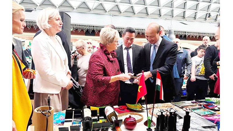 Overseas Vietnamese attend a charity fair in Budapest, Hungary. (Photo: scov.gov.vn)