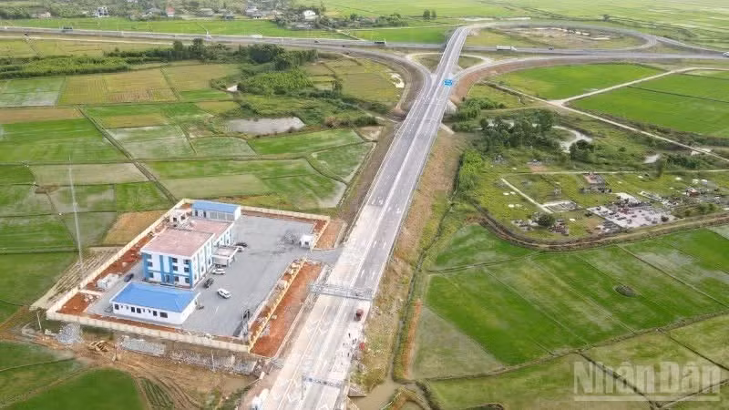 A section of the Bai Vot–Cam Lo Expressway — part of the eastern North–South Expressway project. (Photo: nhandan.vn)