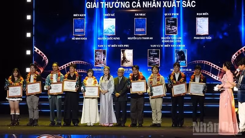 The organising committee presents awards to outstanding individuals at the festival. (Photo: LINH BAO)