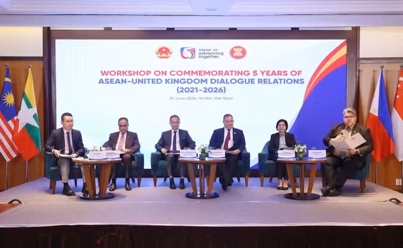 Delegates at the workshop on commemorating 5 years of ASEAN - UK Dialogue Relations in Ha Noi on June 10 (Photo: VNA)